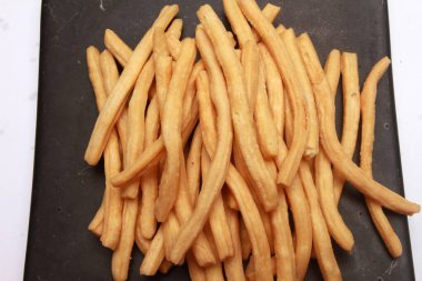 Bisküvileri tabağa koy.