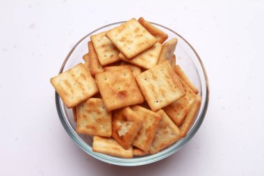 plaka üzerinde beyaz izole kraker