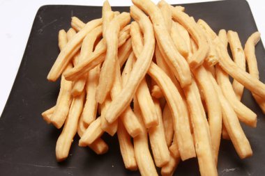 Siyah arka planda kızarmış patates, yiyecek.