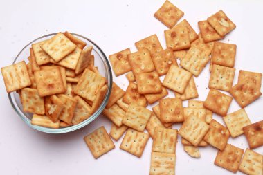 Beyaz zemin üzerinde susam tohumları olan krakerler