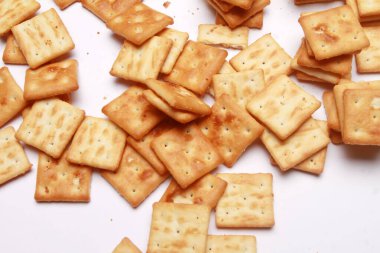 Beyaz arkaplanda krakerler