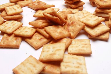 Beyaz arkaplanı olan krakerler