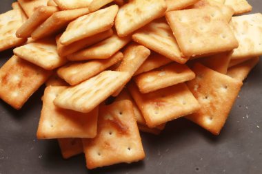 Siyah tabakta çıtır ekmek çubukları. en üstteki görünüm