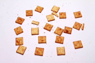 Beyaz arka planda çıtır krakerler