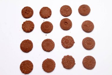 Çikolatalı kurabiyeler beyaz arka planda..