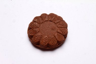 Beyaz arka planı olan çikolatalı bisküvi.