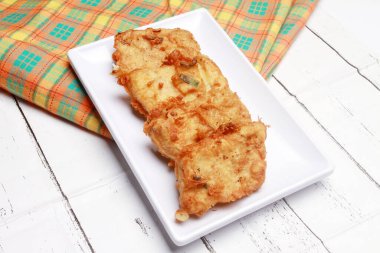 Tabakta kızarmış tempeh. Endonezya yemekleri.