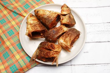 Tabakta kızarmış balık ya da Bandeng Goreng.