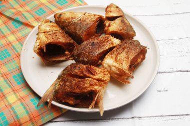 Tabakta kızarmış balık ya da Bandeng Goreng.