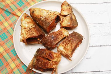 Tabakta kızarmış balık ya da Bandeng Goreng.