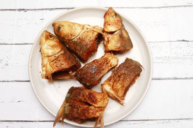 Tabakta kızarmış balık ya da Bandeng Goreng.