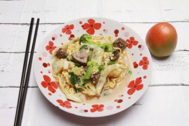 Bir tabak haşlanmış şehriye mi yoksa sebzeli sandviç mi? Endonezya mutfağı