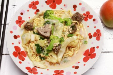 Bir tabak haşlanmış şehriye mi yoksa sebzeli sandviç mi? Endonezya mutfağı