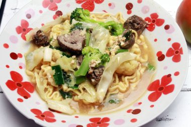 Bir tabak haşlanmış şehriye mi yoksa sebzeli sandviç mi? Endonezya mutfağı