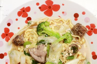 Bir tabak haşlanmış şehriye mi yoksa sebzeli sandviç mi? Endonezya mutfağı