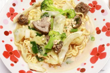 Bir tabak haşlanmış şehriye mi yoksa sebzeli sandviç mi? Endonezya mutfağı