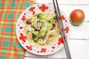 Bir tabak haşlanmış şehriye mi yoksa sebzeli sandviç mi? Endonezya mutfağı