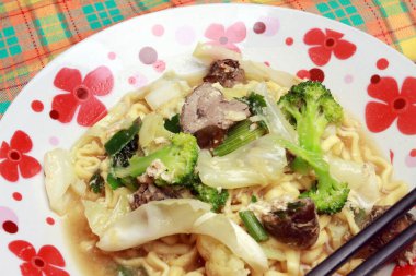 Bir tabak haşlanmış şehriye mi yoksa sebzeli sandviç mi? Endonezya mutfağı