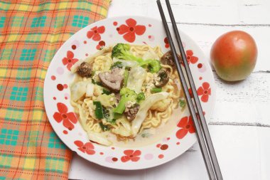 Bir tabak haşlanmış şehriye mi yoksa sebzeli sandviç mi? Endonezya mutfağı