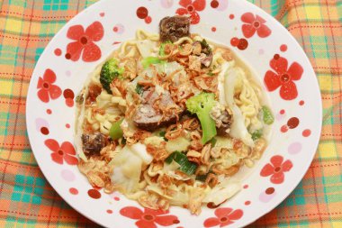 Bir tabak haşlanmış şehriye mi yoksa sebzeli sandviç mi? Endonezya mutfağı