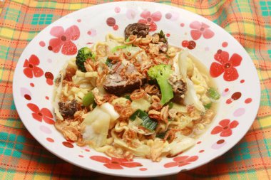 Bir tabak haşlanmış şehriye mi yoksa sebzeli sandviç mi? Endonezya mutfağı