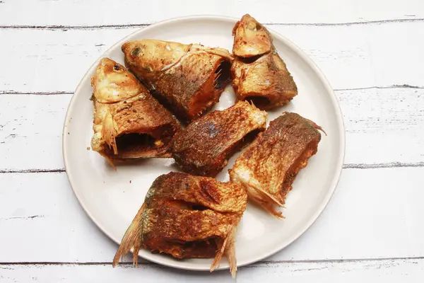 Tabakta kızarmış balık ya da Bandeng Goreng.