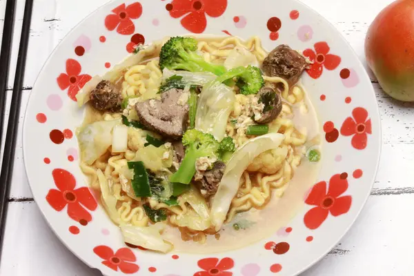 Bir tabak haşlanmış şehriye mi yoksa sebzeli sandviç mi? Endonezya mutfağı