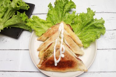 Tavuk ve peynirli sandviç, yakın çekim, üst manzara.