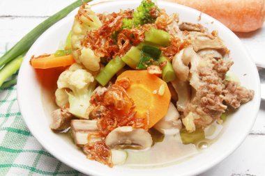 Masada bir kase et çorbası.