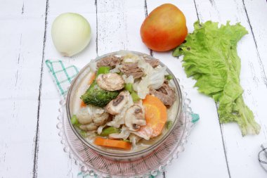 Masada bir kase et çorbası.