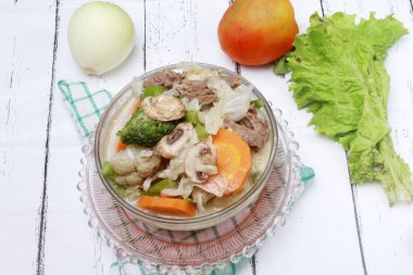 Masada bir kase et çorbası.