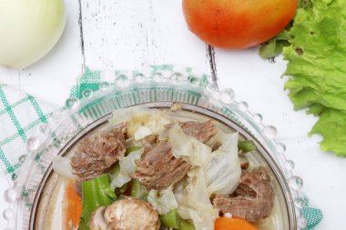 Masada bir kase et çorbası.