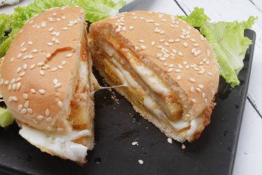 Tabakta dilimlenmiş burger