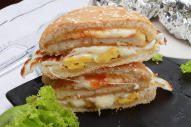 Tabakta dilimlenmiş burger