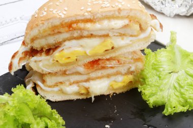 Tabakta dilimlenmiş burger