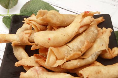 Tabakta erimiş çıtır, Endonezya yemeği..