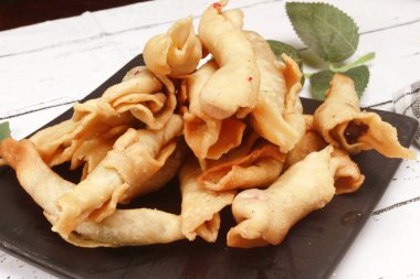 Tabakta erimiş çıtır, Endonezya yemeği..