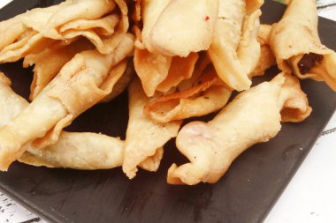 Tabakta erimiş çıtır, Endonezya yemeği..