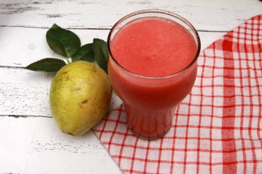 Masada bir bardak guava suyu.
