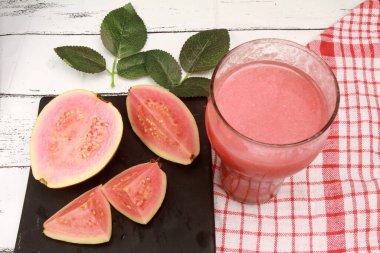 Masada bir bardak guava suyu.