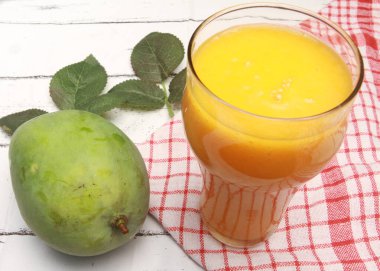 Masada bir bardak mango suyu.