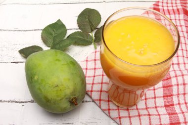 Masada bir bardak mango suyu.