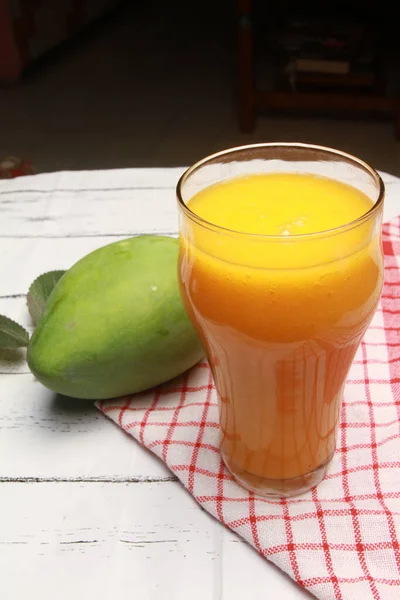 Ett Glas Mangojuice Bordet — Stockfoto