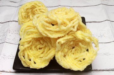 Masada sarı krakerler var. Endonezya 'dan Kerupuk mie