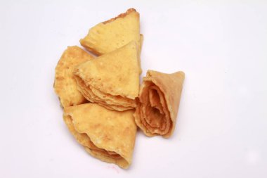 Beyaz arka planda çıtır krakerler, Endonezya geleneksel atıştırmalıkları.