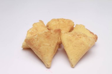 Beyaz arka planda çıtır krakerler, Endonezya geleneksel atıştırmalıkları.