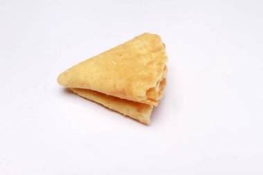 Beyaz arka planda izole edilmiş çıtır krakerler