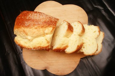 Tahta bir masada taze ekmek.