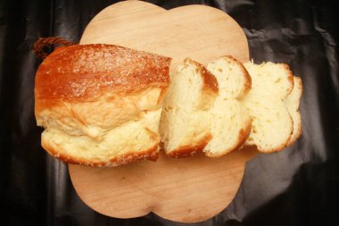 Ekmek ve bıçak ikiye bölünmüş.