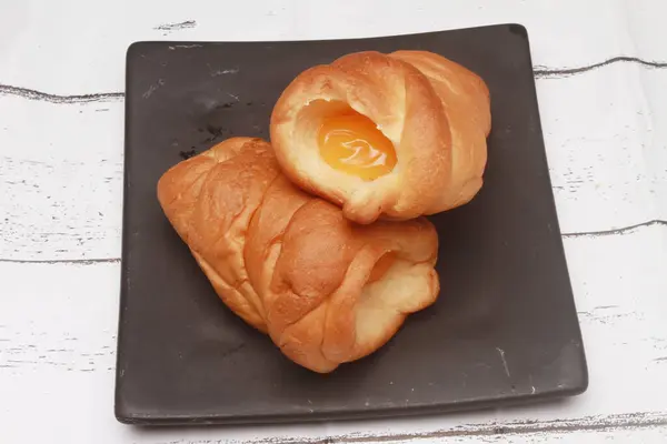 Tahta Tabakta Yuvarlanan Tatlı Ekmek — Stok fotoğraf